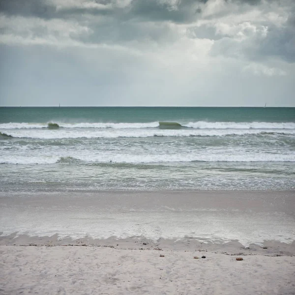 Tiché zatažené ráno. Krajina záběr na pláž v zamračený den. — Stock fotografie