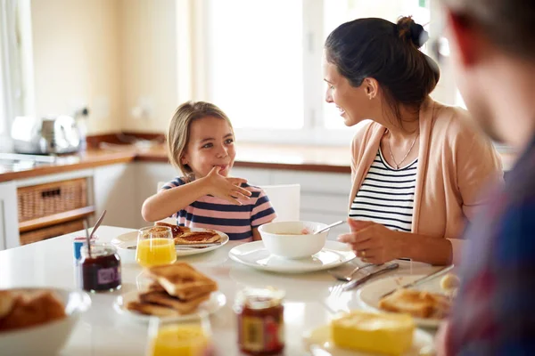 S'amuser à la table du petit déjeuner. Tourné d'une famille prenant le petit déjeuner ensemble. — Photo