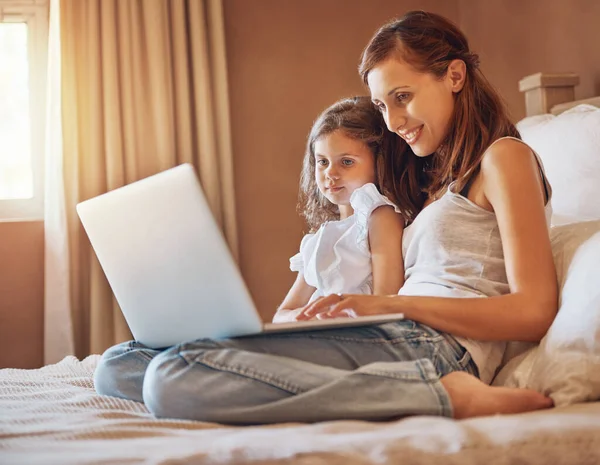 Spędzanie czasu online. Strzał matki i jej córeczki używających laptopa razem w domu. — Zdjęcie stockowe