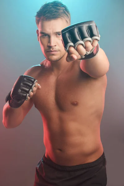 Estás a punto de ser golpeado. Fotografía de un joven guapo parado solo en el estudio y el boxeo. — Foto de Stock