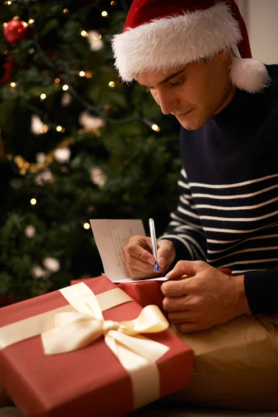 Dem Weihnachtsmann helfen. Aufnahme eines gutaussehenden jungen Mannes, der sich auf Weihnachten vorbereitet. — Stockfoto
