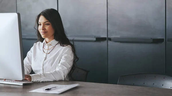 Ha en produktiv arbetsdag genom hårt arbete och flit. Skjuten av en ung affärskvinna som arbetar med en dator på jobbet. — Stockfoto