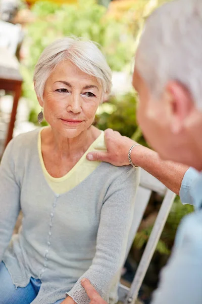 Hij is er als ze hem het meest nodig heeft. Schot van een zorgzame echtgenoot die zijn oudere vrouw troost. — Stockfoto