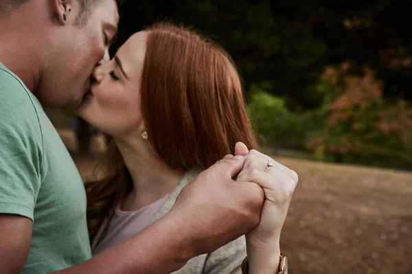 Liefde, het grootste geschenk van het leven. Opname van een aanhankelijk jong koppel dat een dag buiten doorbrengt. — Stockfoto