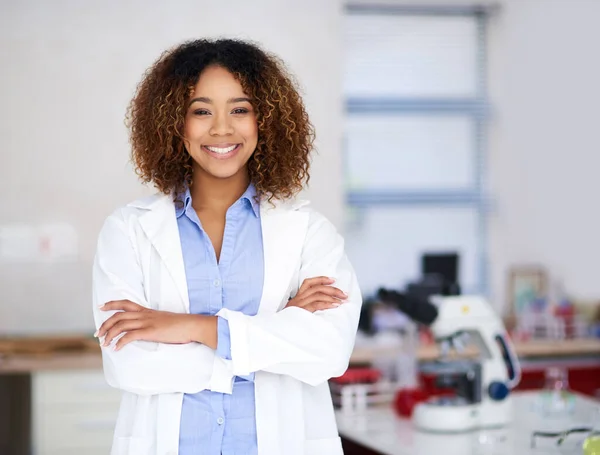 Θα βρω τη θεραπεία. Πορτρέτο μιας ελκυστικής νεαρής επιστήμονα που στέκεται με τα χέρια της διπλωμένα στο εργαστήριο. — Φωτογραφία Αρχείου
