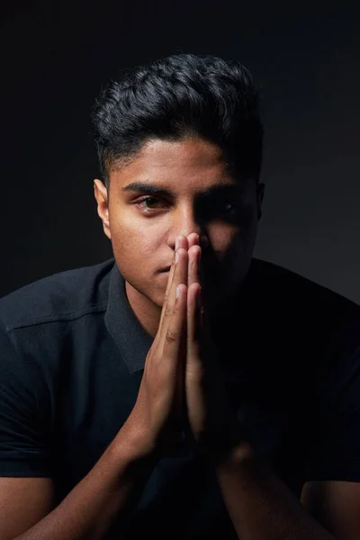 Ser tú mismo es todo acerca de saber en lo que crees. Estudio de un joven guapo sentado sobre un fondo negro. — Foto de Stock