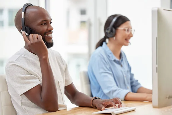 Em que posso ajudá-lo hoje? Tiro de dois trabalhadores de call center juntos. — Fotografia de Stock