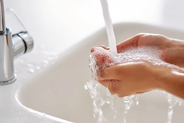 Zdrowiej myjąc ręce. Przycięte ujęcie rąk mytych z kranu. — Zdjęcie stockowe