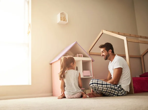 Jen mi řekni, co mám udělat. Dlouhý záběr na pohledného mladého muže a jeho dceru, jak si hrají s domečkem pro panenky. — Stock fotografie