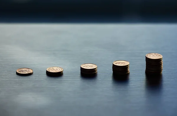 Cresça o seu dinheiro rápido. Tiro de um ramo de moedas em uma mesa. — Fotografia de Stock