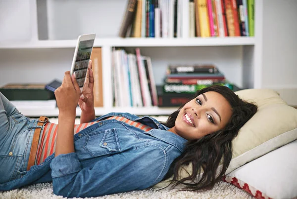 Ficar ligado nunca foi tão fácil. Retrato de uma jovem mulher usando seu tablet digital em casa. — Fotografia de Stock