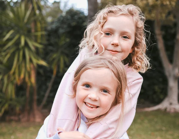 Sestra láska je dar shora. Postřelen dvou roztomilé holčičky baví v zahradě. — Stock fotografie
