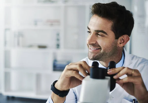 Hij is net geland op een andere grote ontdekking. Foto van een wetenschapper met behulp van een microscoop in een lab. — Stockfoto