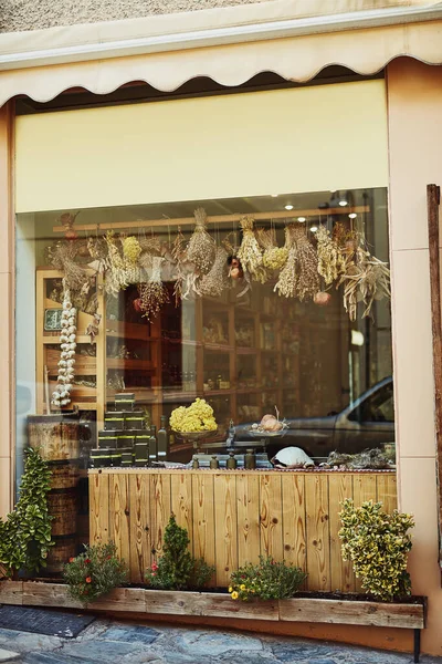 Kom binnen voor iets organisch. Gesneden shot van een traditionele winkel. — Stockfoto