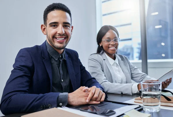 Tenemos un montón de planes increíbles alineados. Retrato de dos empresarios reunidos en una oficina. —  Fotos de Stock