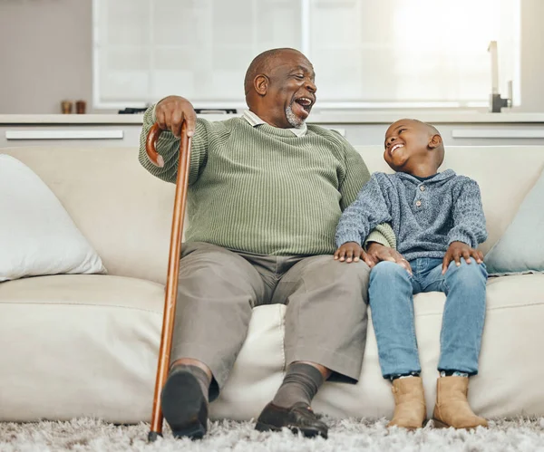 Os meus avós são os mais fixes. Tiro de um avô se unindo com seu neto jovem em um sofá em casa. — Fotografia de Stock