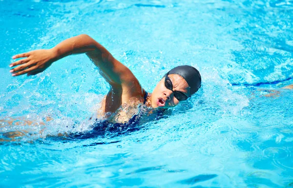 Глубокий вдох... Женщина-пловец, катающаяся на внедорожнике в бассейне. — стоковое фото