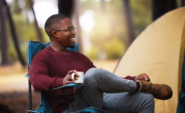 Trascorrere del tempo in natura è la cura per tutto. Girato di un uomo che beve caffè mentre è seduto su una sedia da campeggio all'esterno. — Foto Stock