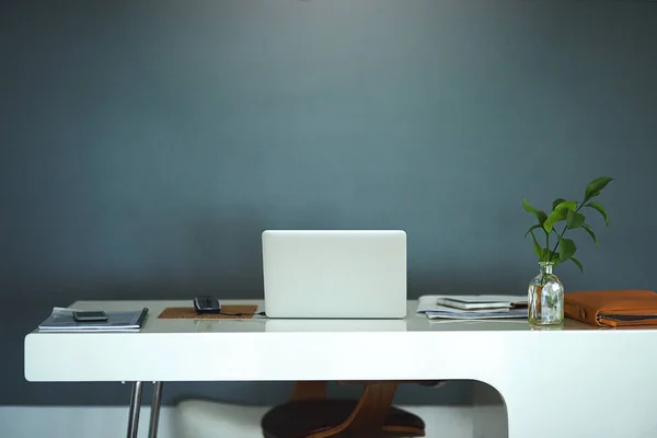 De moderne manier van werken. Opname van een laptop op een bureau in een creatieve bedrijfsruimte. — Stockfoto