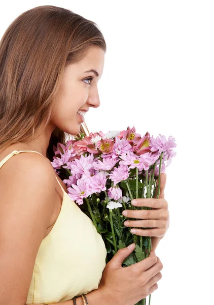 Blommor säger det bäst.... En ung kvinna som håller en bukett färska blommor. — Stockfoto