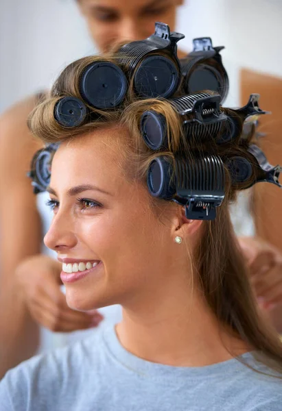 Ela tem o seu próprio estilista. Uma bela jovem mulher passando o dia recebendo seu cabelo e maquiagem feito. — Fotografia de Stock