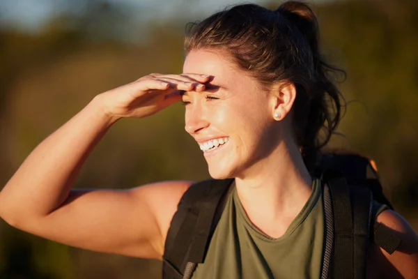 Theres still so much to see. Cropped shot of a young woman smiling while out hiking. — Stock Photo, Image