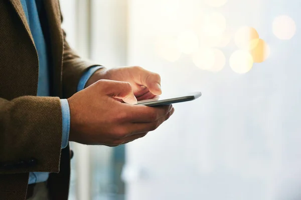 Ik neem zijn werk mobiel. Gehakt schot van een onherkenbare zakenman met behulp van een mobiele telefoon. — Stockfoto