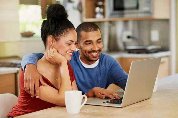 Partager la vie hors ligne et en ligne. Tournage d'un jeune couple heureux utilisant un ordinateur portable ensemble à la maison. — Photo