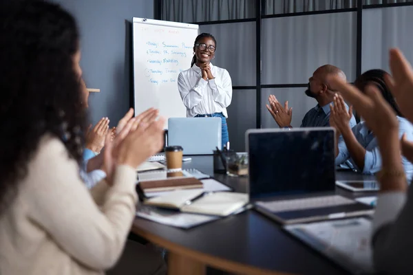 Debería estar impresionada consigo misma. Disparo de un grupo de empresarios que aplauden en una reunión en el trabajo. — Foto de Stock