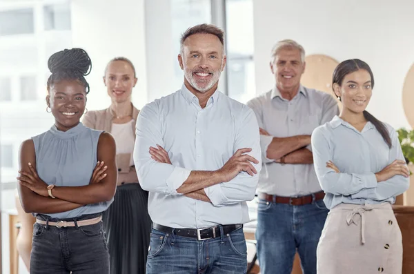 Teamengagement lässt ein Unternehmen wachsen. Porträt einer Gruppe selbstbewusster Geschäftsleute, die in einem modernen Büro zusammenarbeiten. — Stockfoto