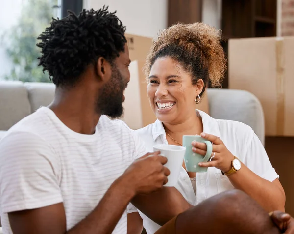 La perspectiva de volver a casa es muy atractiva. Un trago de una pareja tomando café en su nuevo hogar. — Foto de Stock