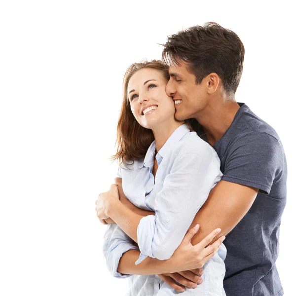 A szerelmünk egy életen át tart. Egy boldog fiatal pár, akik boldogan ölelkeznek fehér háttérrel.. — Stock Fotó
