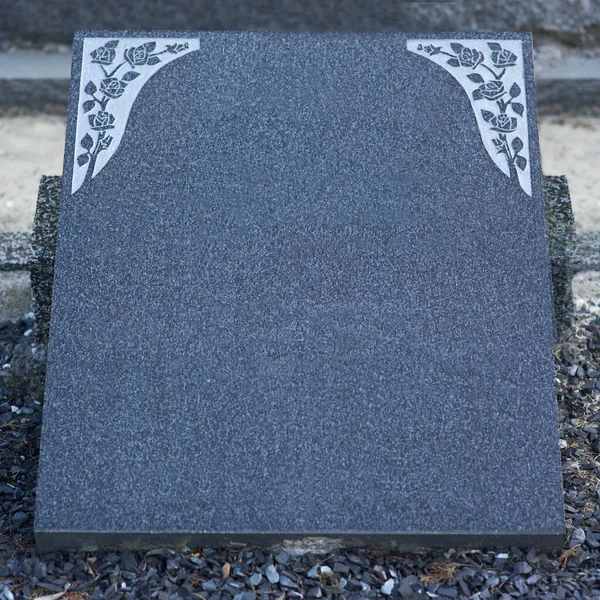 Magnifiquement conçu pour immortaliser leur mémoire. Tir d'une pierre tombale dans un cimetière. — Photo