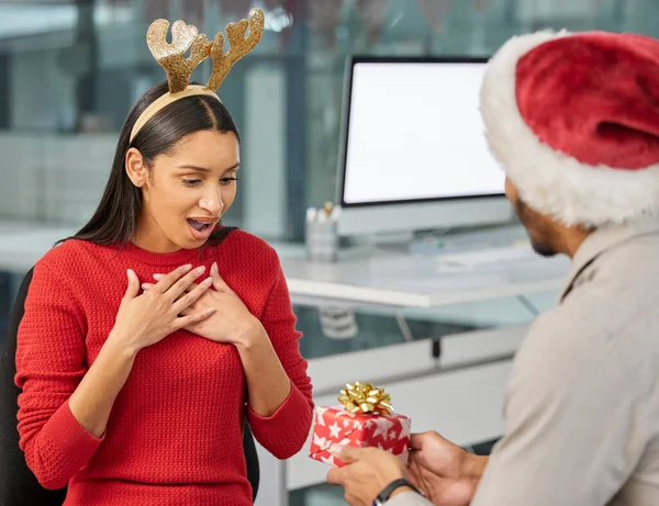 En sevdiğim iş arkadaşım için. Modern bir ofiste genç bir işadamı ve iş kadınının Noel hediyelerini değiş tokuş ederken çekilmiş.. — Stok fotoğraf