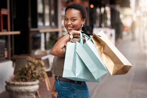 Naprawdę się rozpieszcza. Portret atrakcyjnej młodej kobiety spacerującej samotnie na zewnątrz podczas zakupów w mieście. — Zdjęcie stockowe