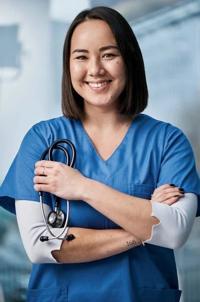 그녀는 의학적 전문성을 구현 합니다. 병원에 서 있는 의료인의 모습. — 스톡 사진