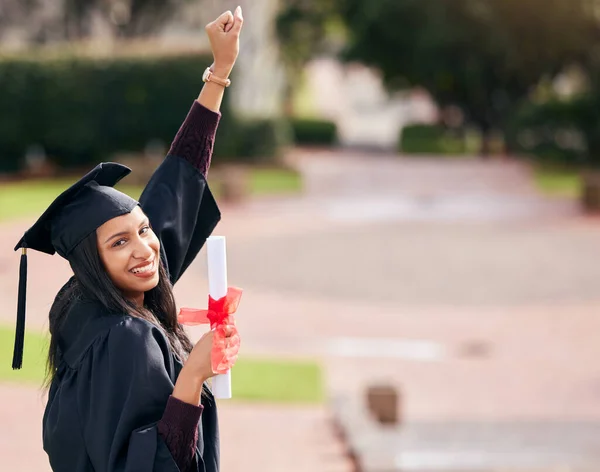 L'ho fatto perche 'la gente credeva in me. Ritratto ritagliato di una giovane studentessa attraente che festeggia il giorno della laurea. — Foto Stock