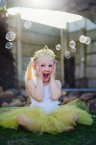 Hayal gücü onu heyecan verici yerlere götürüyor. Dışarıda oyun oynarken heyecanlı görünen sevimli küçük bir kızın uzun pozu.. — Stok fotoğraf