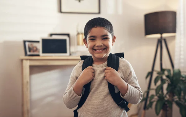 I cant wait to learn and make new friends. Portrait of an adorable little boy ready to go to school. — стоковое фото