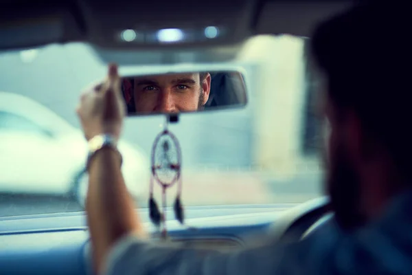 Jag är redo för dagen. Rearview skott av en oigenkännlig man som kör i sin bil medan du tittar in i backspegeln. — Stockfoto