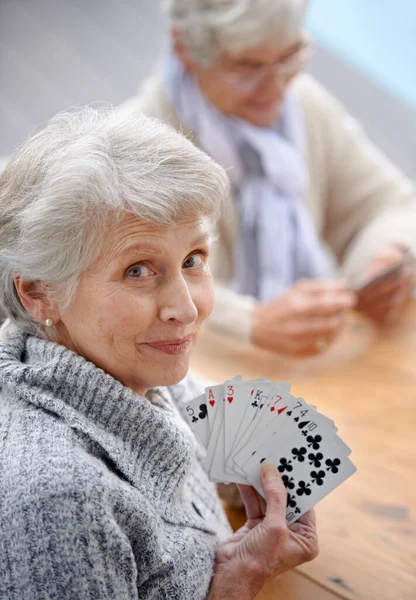 De tijd helpen verstrijken met kaartspellen. Shot van senioren die samen kaarten. — Stockfoto