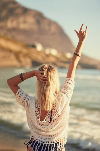 그 여름 느낌에 비할 만 한 것은 아무것도 없다. 해변에서 손을 들고 해변에 있는 한 젊은 여자가 머리를 들고 찍은 사진. — 스톡 사진