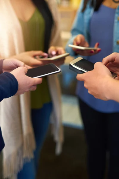 Takvimimi kontrol edeyim. Tanımlanamayan bir grup arkadaşın akıllı telefonlarını birlikte kullanırken çekilmiş.. — Stok fotoğraf