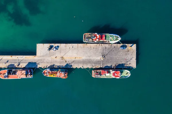 An der Küste ist immer etwas los. Aufnahmen von Booten, die an einem Pier festgemacht haben. — Stockfoto