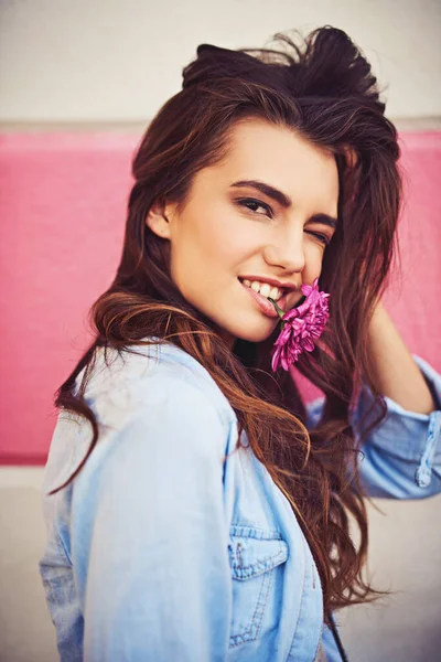 Há tantas razões bonitas para ser feliz. Retrato de uma bela jovem posando contra uma parede fora. — Fotografia de Stock