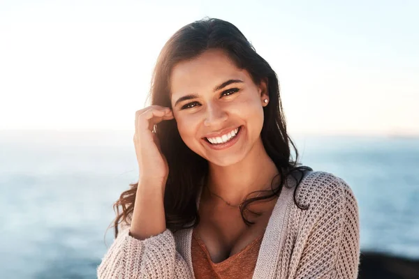 Légy magabiztos és nézd, ahogy a boldogságod növekszik. Portré egy boldog fiatal nőről, aki élvezi a napot a strandon.. — Stock Fotó