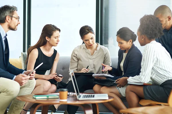 Pasando a una estrategia seria. Fotografía de un grupo de empresarios discutiendo el trabajo durante una reunión de la sala de juntas. —  Fotos de Stock