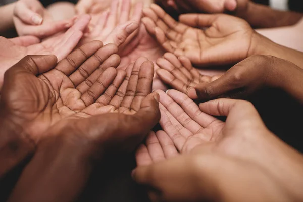 Mostrate il vostro sostegno verso una buona causa. Colpo ritagliato di un gruppo di mani tenute insieme. — Foto Stock