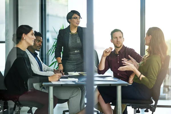 Ermutigen Sie Ihre Mitarbeiter, ihrer Kreativität Ausdruck zu verleihen. Aufnahme einer Gruppe von Geschäftsleuten bei einem Treffen im Sitzungssaal. — Stockfoto