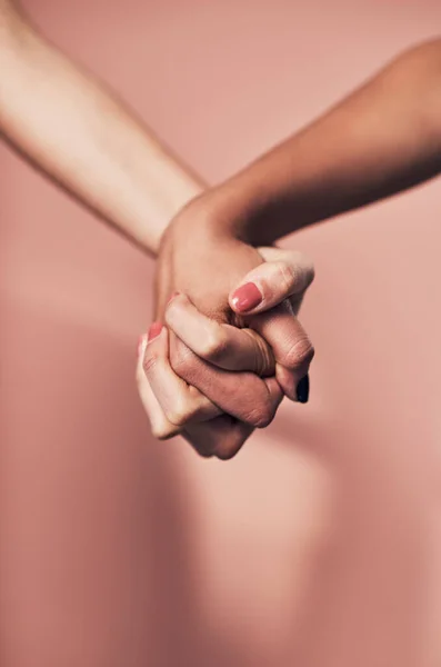 Fomos capazes de tanto quando estamos juntos. Tiro de duas mulheres irreconhecíveis de mãos dadas contra um fundo rosa. — Fotografia de Stock